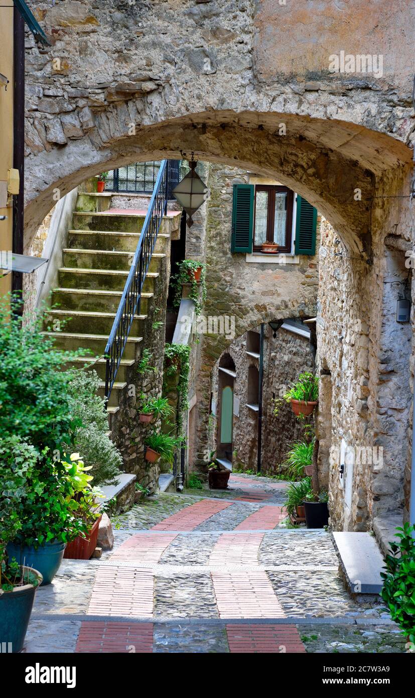 Village ligure de Dolceacqua, Imperia, Italie Banque D'Images