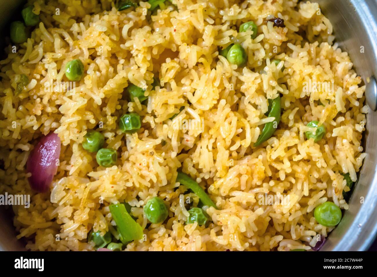 Riz frit chinois maison avec légumes, riz frit Veg Schezwan, pois, poivrons, haricots verts, carottes. Mise au point sélective, vue de dessus Banque D'Images