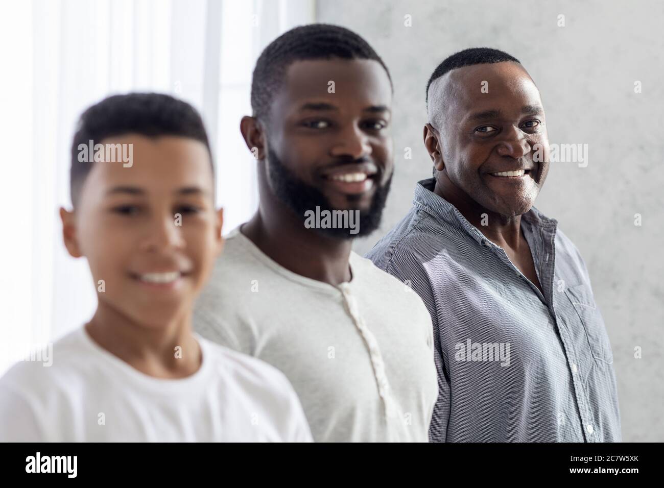 Famille masculine multi-générationnelle. Portrait de fils noirs souriants, Père et grand-père Banque D'Images