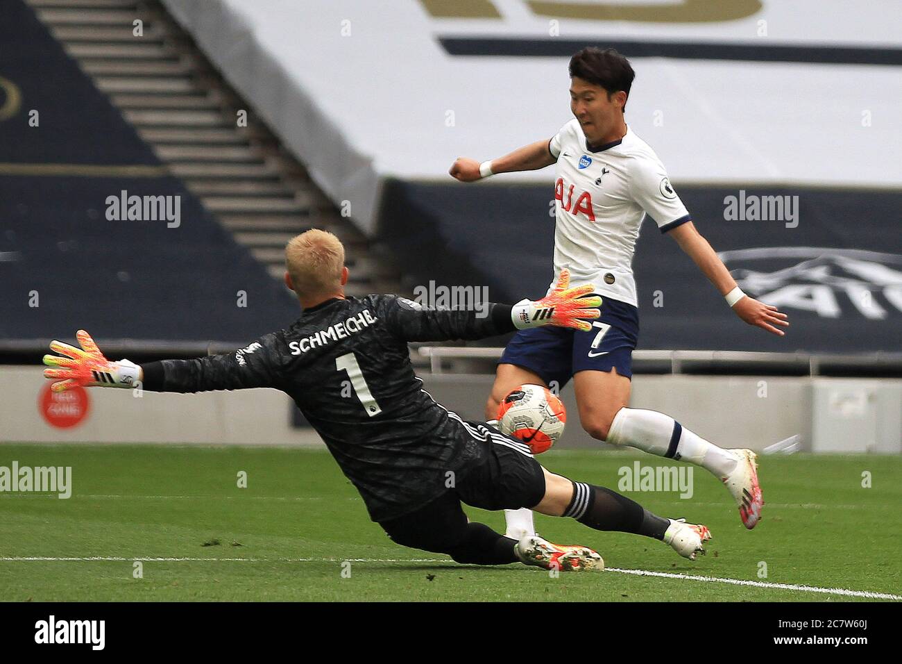 Londres, Royaume-Uni. 19 juillet 2020. Son Heung-min de Tottenham Hotspur (R) a un tir à but sauvé par le gardien de Leicester City Kasper Schmeichel . Match de la Premier League, Tottenham Hotspur v Leicester City au stade Tottenham Hotspur de Londres le dimanche 19 juillet 2020. Cette image ne peut être utilisée qu'à des fins éditoriales. Usage éditorial uniquement, licence requise pour un usage commercial. Aucune utilisation dans les Paris, les jeux ou les publications d'un seul club/ligue/joueur. photo par Steffan Bowen/Andrew Orchard sports photographie/Alay Live news crédit: Andrew Orchard sports photographie/Alay Live News Banque D'Images