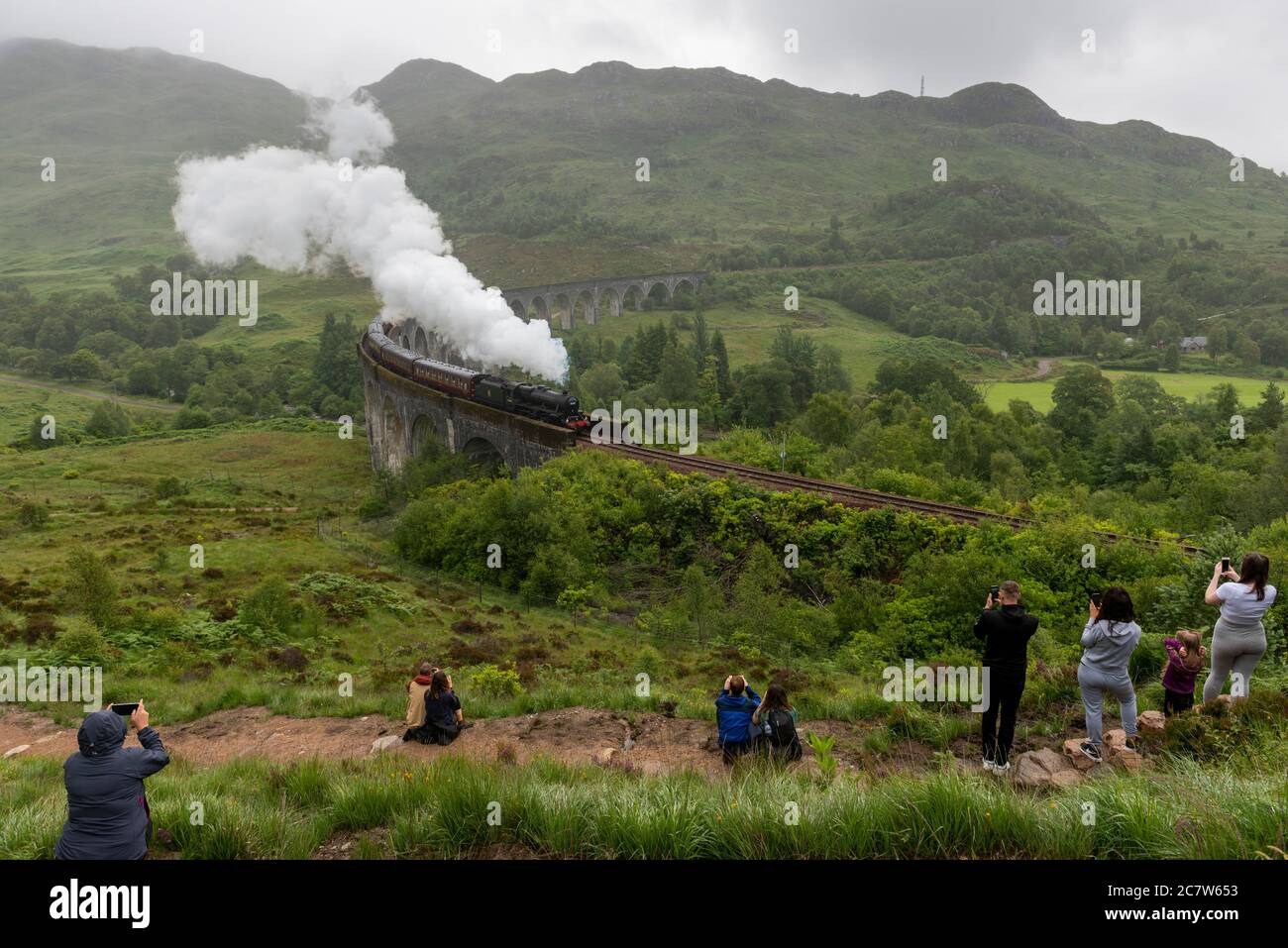 Glenfinnan Viaduct, Écosse, Royaume-Uni. Le train à vapeur Jacobite, connu affectueusement sous le nom de Poudlard Express, traverse le viaduc de Glenfinnan. Banque D'Images