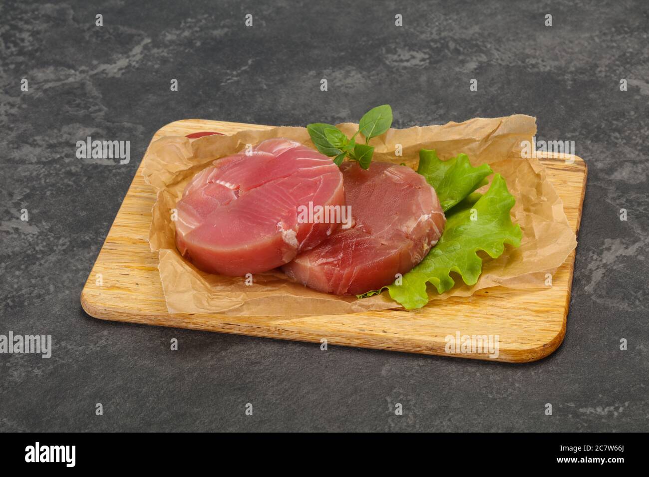 Raw tuna steak ronde prêt pour grill Banque D'Images