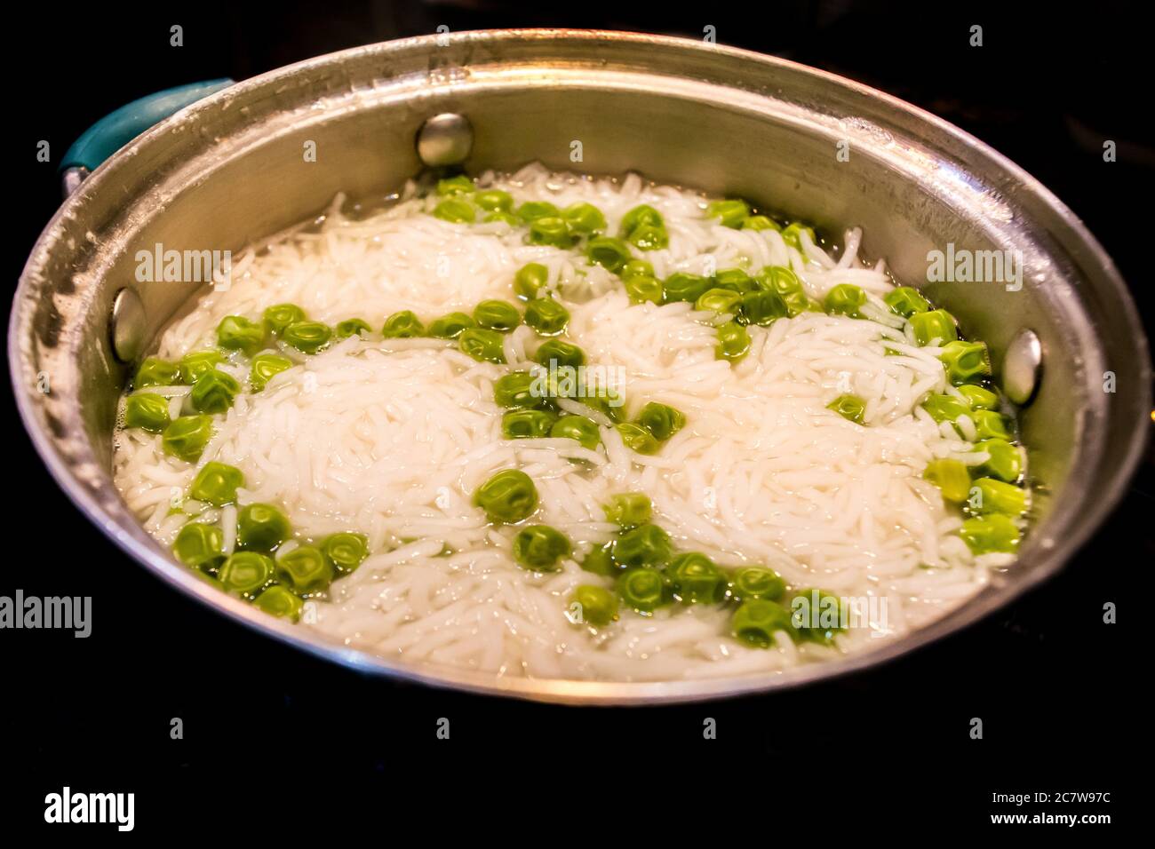 Pulav indien ou légumes riz, élever avec des petits pois frais, Ingrédients riz, pois verts. Isolé sur fond noir. Banque D'Images