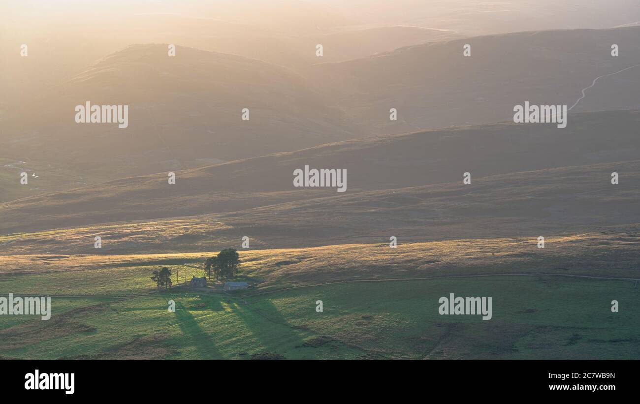 Coucher du soleil au-dessus des collines Banque D'Images