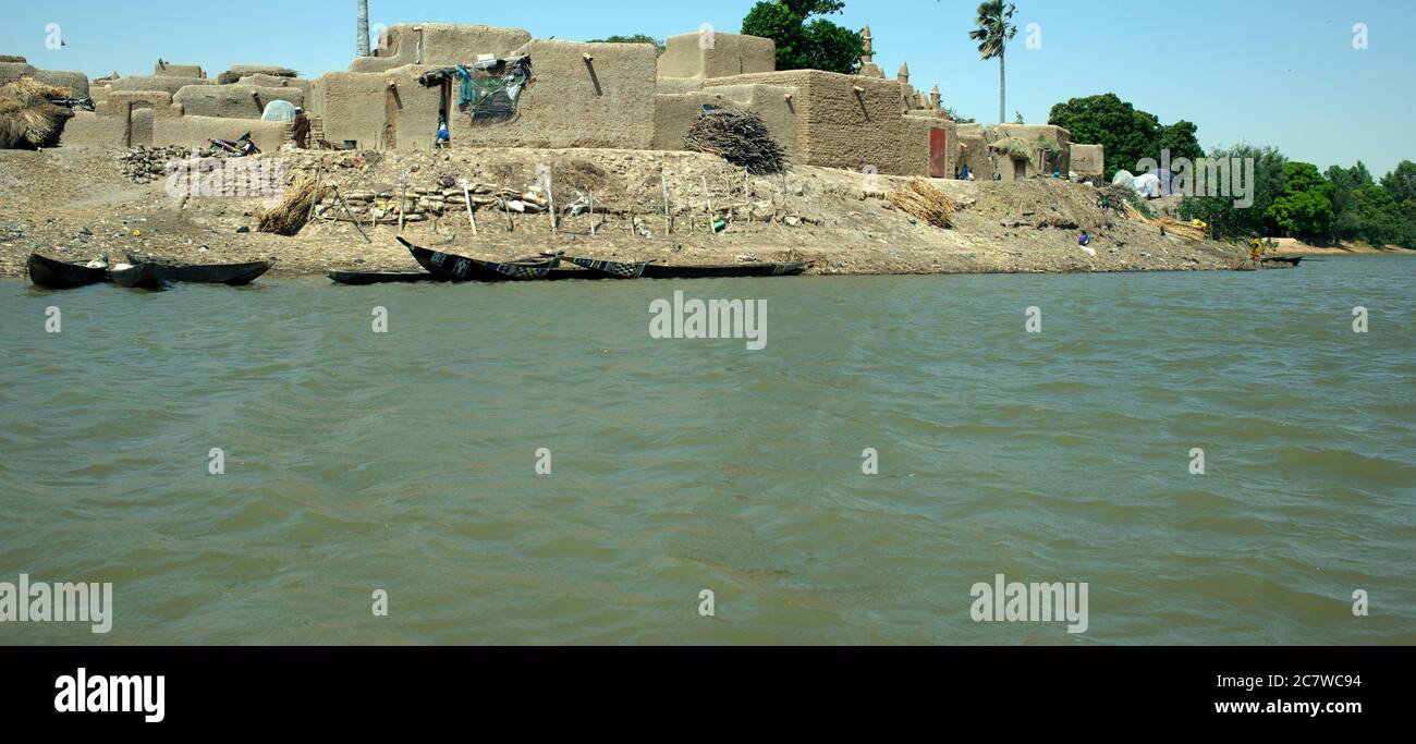 Un village indigène typique de Bozo au bord de la rivière au Mali, en Afrique de l'Ouest. Banque D'Images