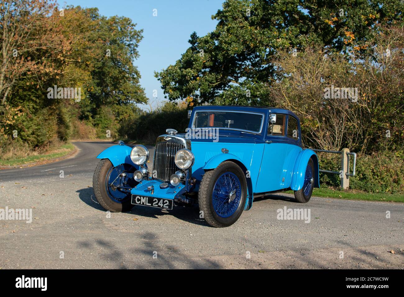 1935 Saloon léger Aston Martin, garé sur une voie de campagne par une belle journée d'été Banque D'Images