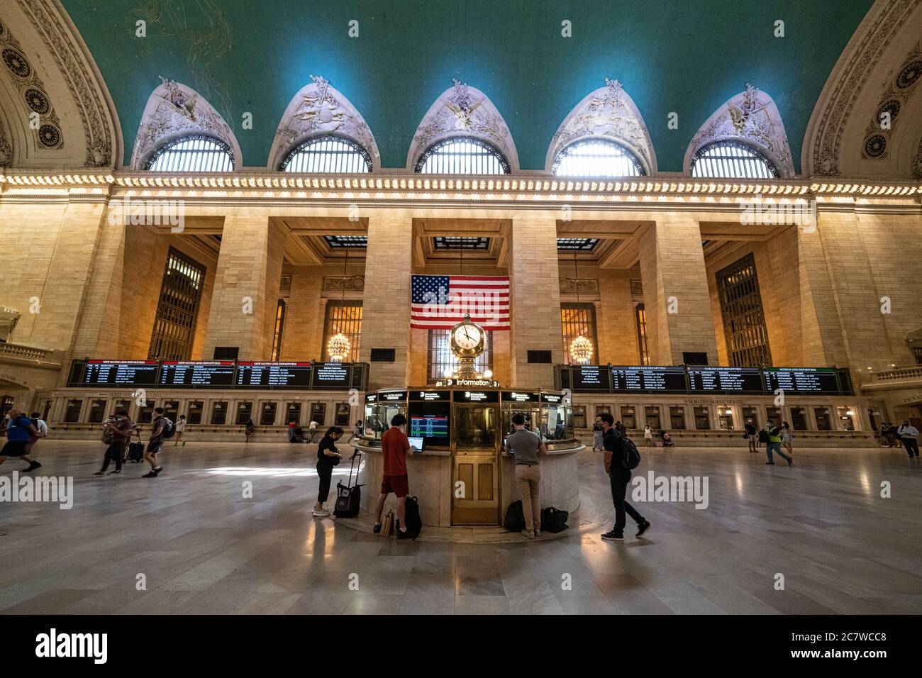 La gare Grand Central Station, le centre de transit le plus achalandé de New York, a presque déserté à l'heure de pointe même si la ville est en phase 3 rouverte depuis le 6 juillet Banque D'Images