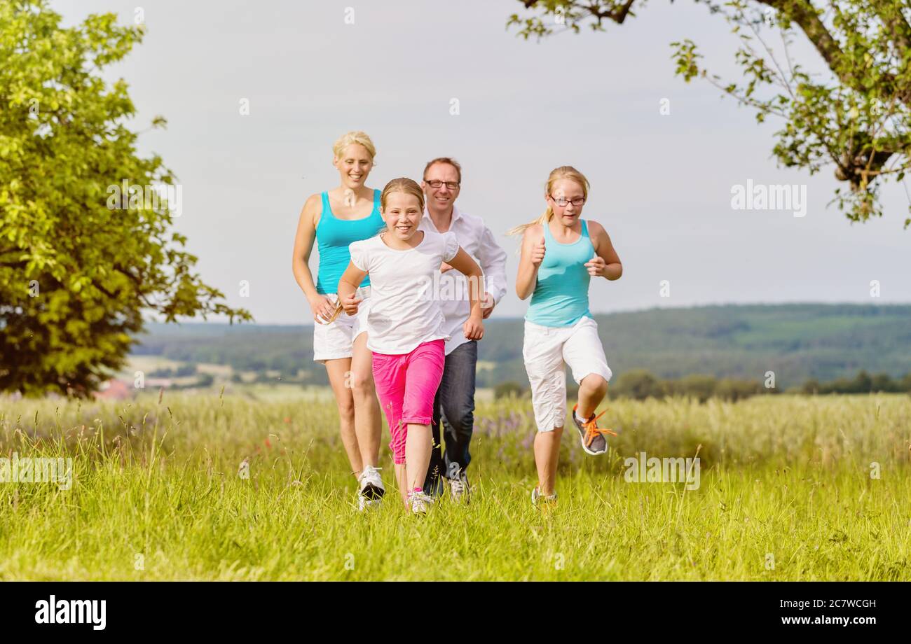 Roller familial avec patins sur la voie de campagne Banque D'Images