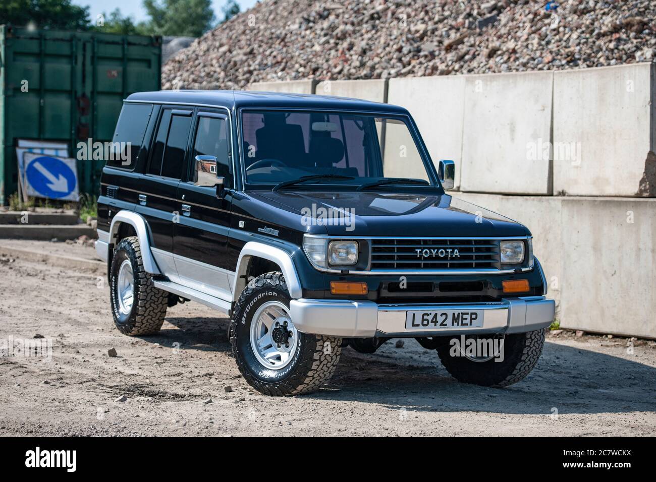 1993 Toyota Land Cruiser Prado stationné sur le chantier Banque D'Images