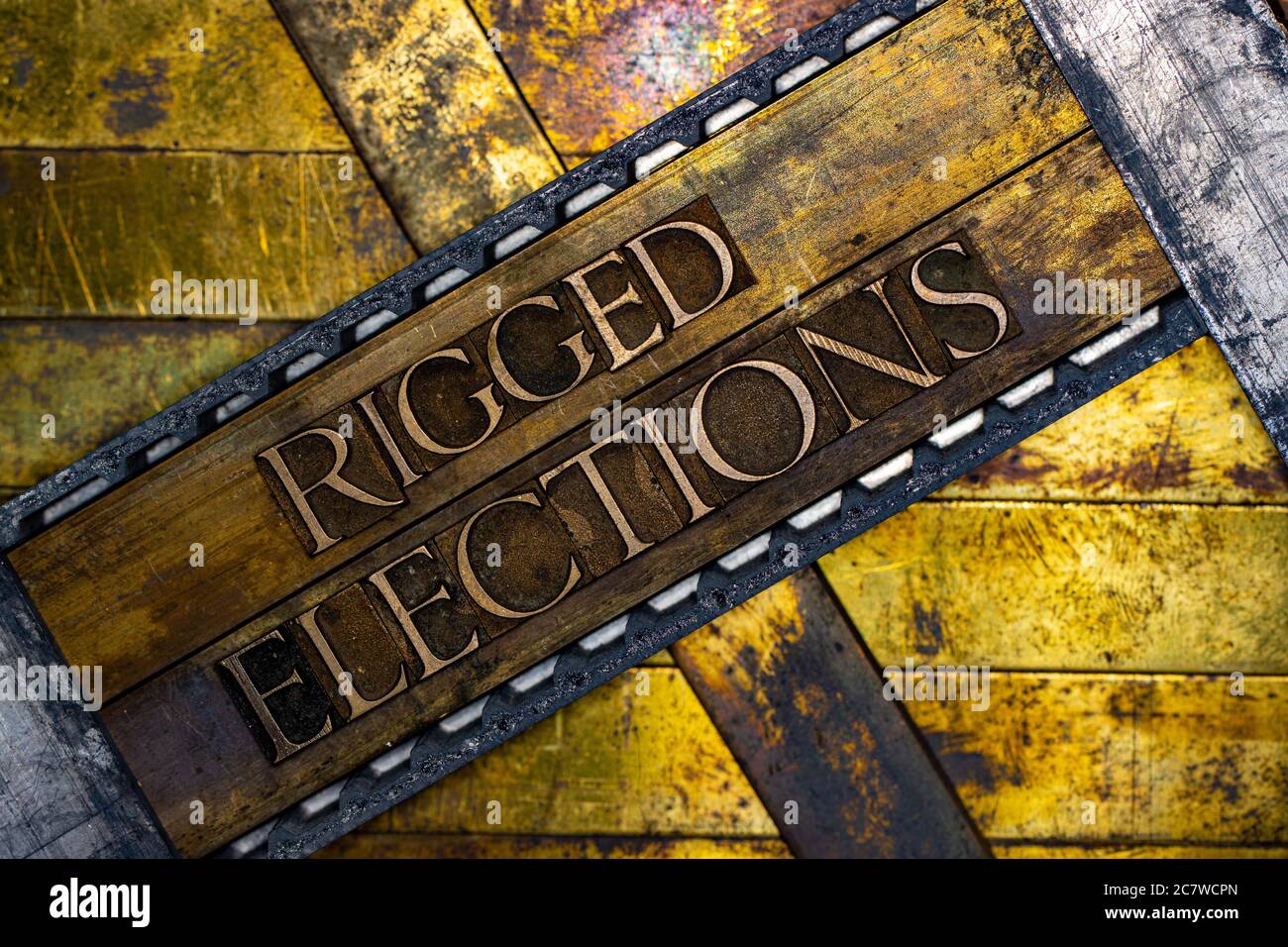 Élections truquées texte formé de véritables lettres authentiques sur fond de cuivre et d'or texturé vintage argent Banque D'Images