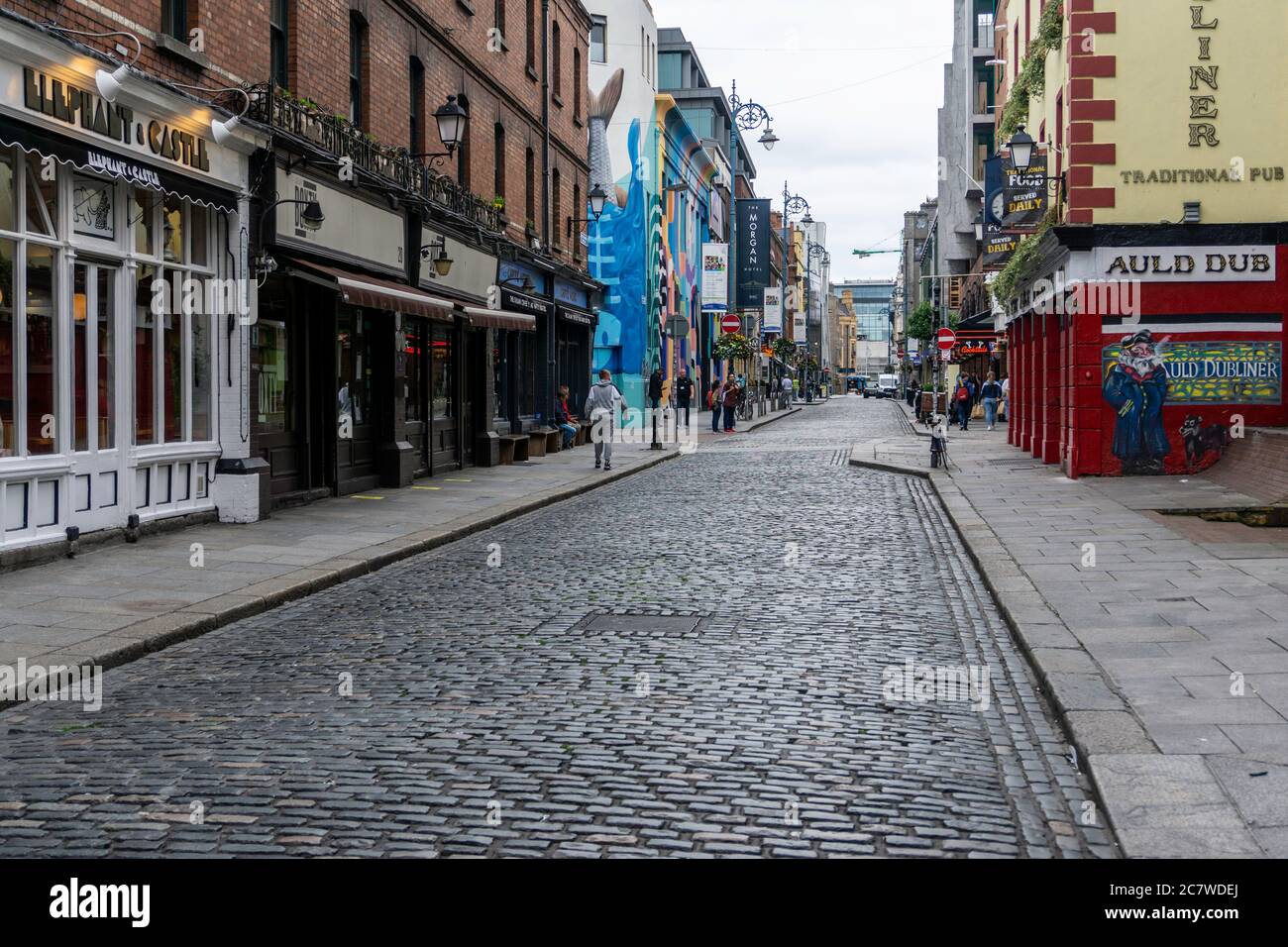 Temple Bar à Dublin le vendredi midi juillet 2020. Presque une ville fantôme due à la pandémie du virus corona. Il y a généralement beaucoup de touristes. Banque D'Images