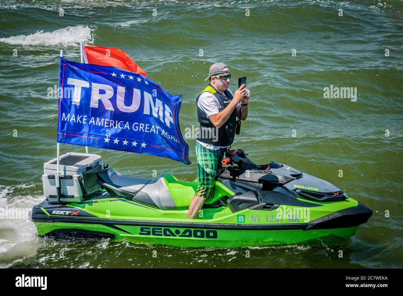 ÉTATS-UNIS. 19 juillet 2020. Un groupe appelé Boaters for Trump New York a organisé la première parade des bateaux et flottille de Trump sur le fleuve Hudson à New York, appelée « Trumpstock » le 19 juillet 2020 pour montrer son soutien à Trump dans son état natal. (Photo par Erik McGregor/Sipa USA) crédit: SIPA USA/Alay Live News Banque D'Images