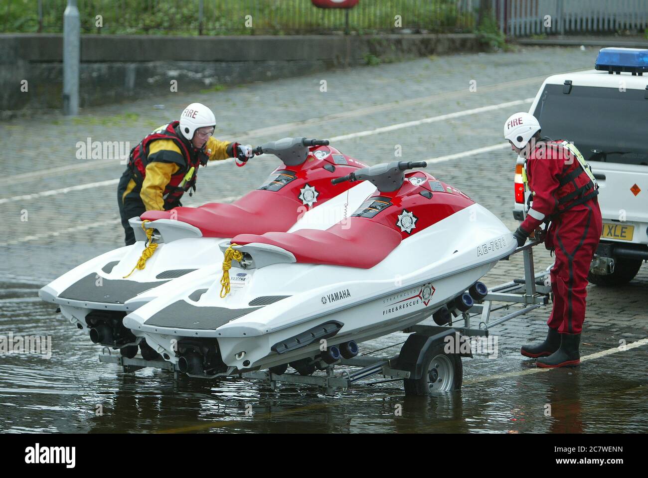 Membres de l'équipe de sauvetage préparant des jet skis à partir d'une remorque pour une opération nautique. Scottish Fire & Rescue Banque D'Images