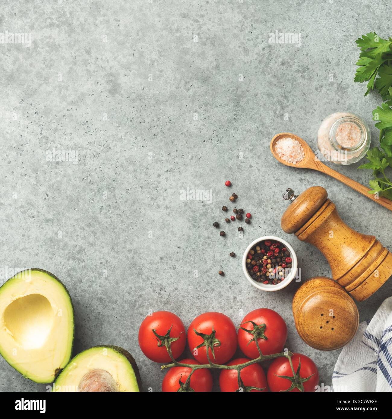 Épices et légumes ingrédients frais de cuisson sur fond de béton, vue de dessus espace pour texte recette ou menu Banque D'Images
