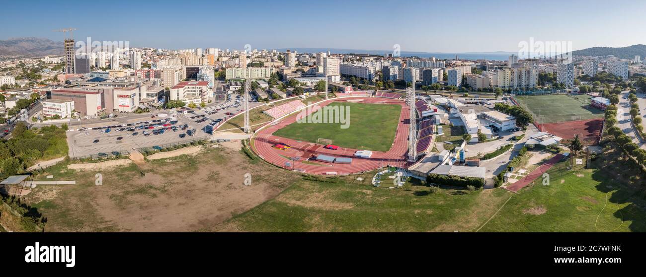 Split, Croatie - août 19 2019 : vue aérienne du stade Stadion Park Mladeži,  piste d'athlétisme et stade du club de football RNK Split Photo Stock -  Alamy
