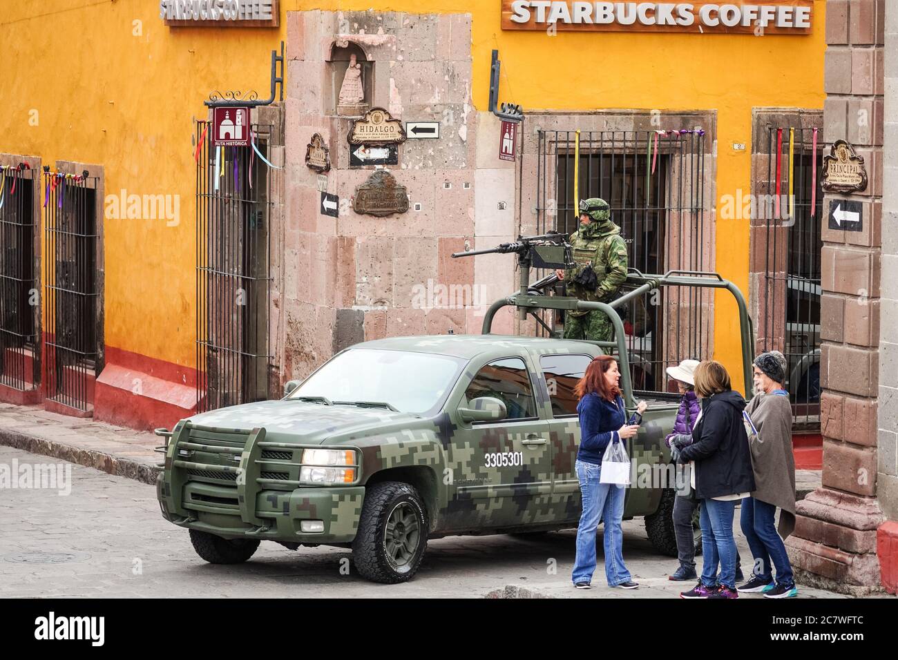 Des soldats de l'armée mexicaine lourdement armés patrouillent dans le centre historique pendant que la ville célèbre le 251e anniversaire du héros de l'indépendance mexicaine Ignacio Allende le 21 janvier 2020 à San Miguel de Allende, Guanajuato, Mexique. Banque D'Images