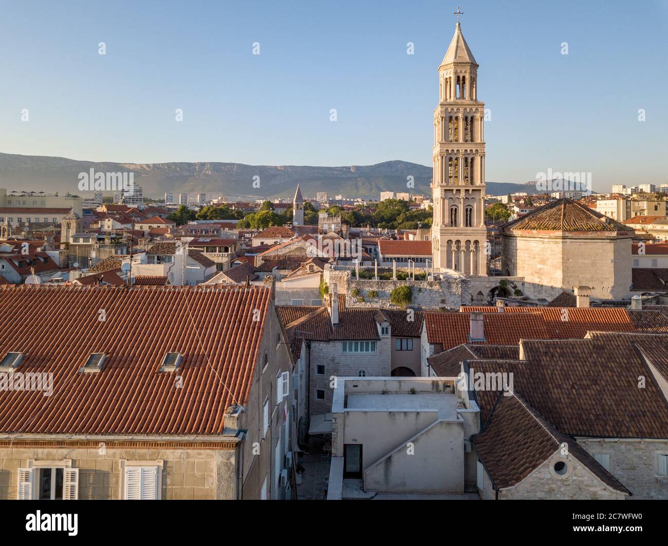 Split, Croatie - août 15 2019 : une image de paysage urbain d'été, avec le Palais Dioclétien, le clocher de la cathédrale Saint-Domnius et la promenade Riva, le soir Banque D'Images