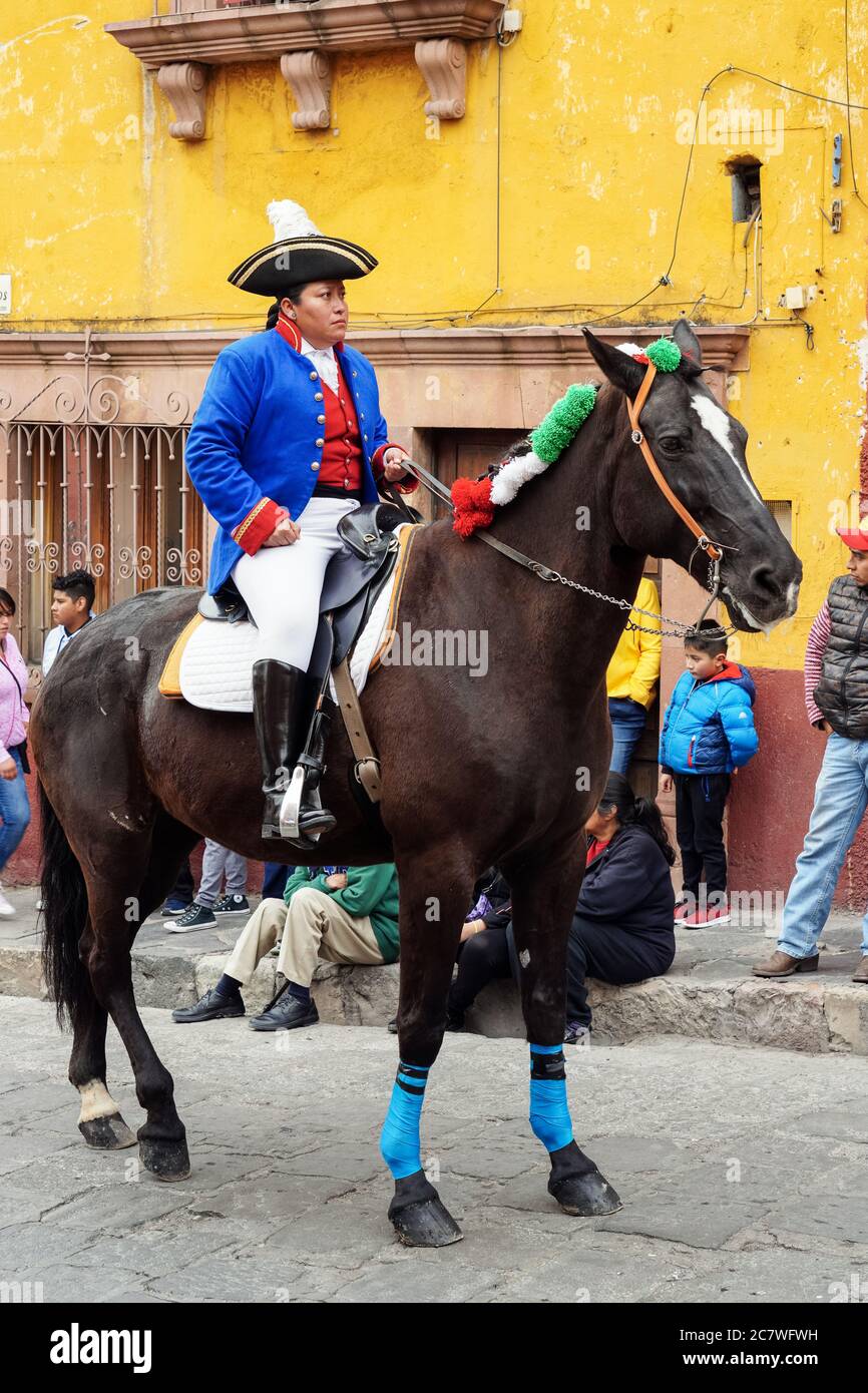 Un acteur historique monte un cheval vêtu d'un uniforme colonial espagnol lors d'une parade célébrant le 251e anniversaire du héros de l'indépendance mexicaine Ignacio Allende le 21 janvier 2020 à San Miguel de Allende, Guanajuato, Mexique. Allende, d'une famille riche à San Miguel a joué un rôle majeur dans la guerre d'indépendance contre l'Espagne en 1810 et plus tard honoré par sa ville natale en ajoutant son nom. Banque D'Images