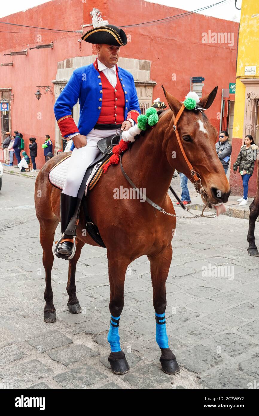 Un acteur historique monte un cheval vêtu d'un uniforme colonial espagnol lors d'une parade célébrant le 251e anniversaire du héros de l'indépendance mexicaine Ignacio Allende le 21 janvier 2020 à San Miguel de Allende, Guanajuato, Mexique. Allende, d'une famille riche à San Miguel a joué un rôle majeur dans la guerre d'indépendance contre l'Espagne en 1810 et plus tard honoré par sa ville natale en ajoutant son nom. Banque D'Images