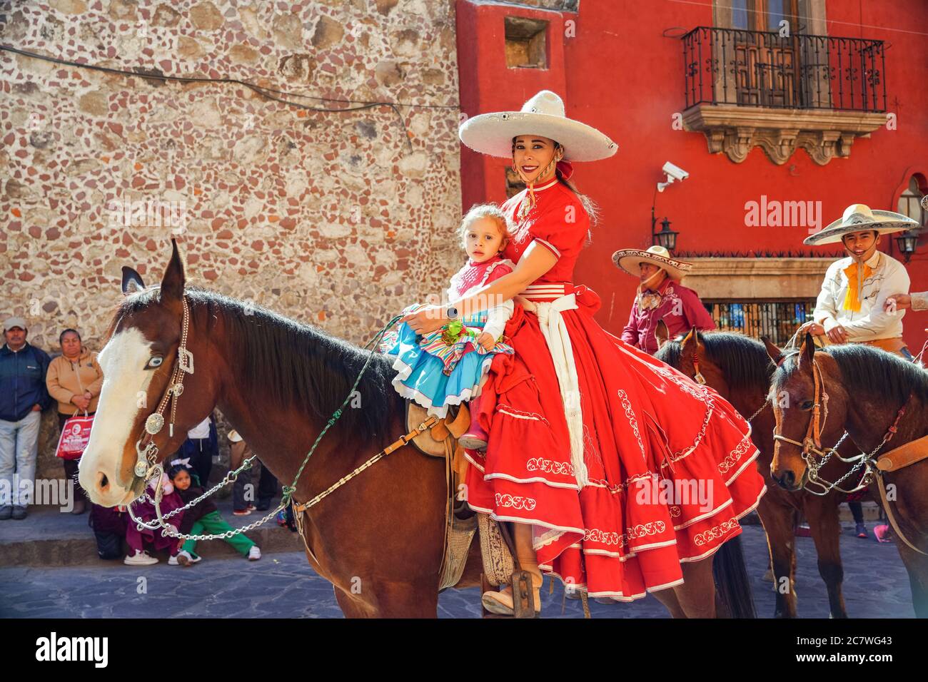 Une Cowgirl mexicaine et sa fille sont à cheval dans un défilé pour célébrer le 251e anniversaire du héros de l'indépendance mexicaine Ignacio Allende le 21 janvier 2020 à San Miguel de Allende, Guanajuato, Mexique. Allende, d'une famille riche à San Miguel a joué un rôle majeur dans la guerre d'indépendance contre l'Espagne en 1810 et plus tard honoré par sa ville natale en ajoutant son nom. Banque D'Images