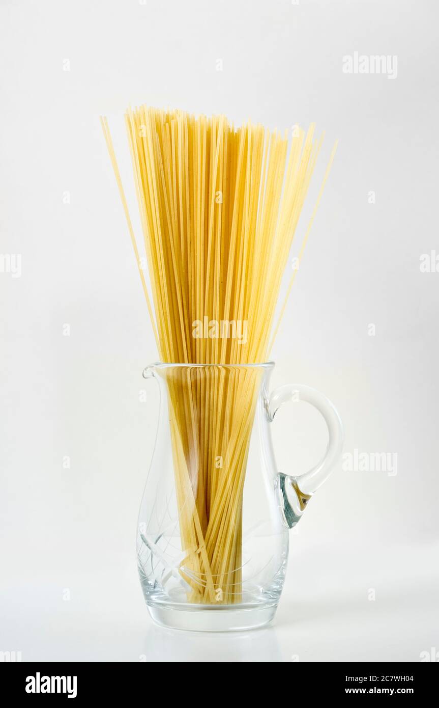 Spaghetti dans un verre Banque de photographies et d'images à haute  résolution - Alamy