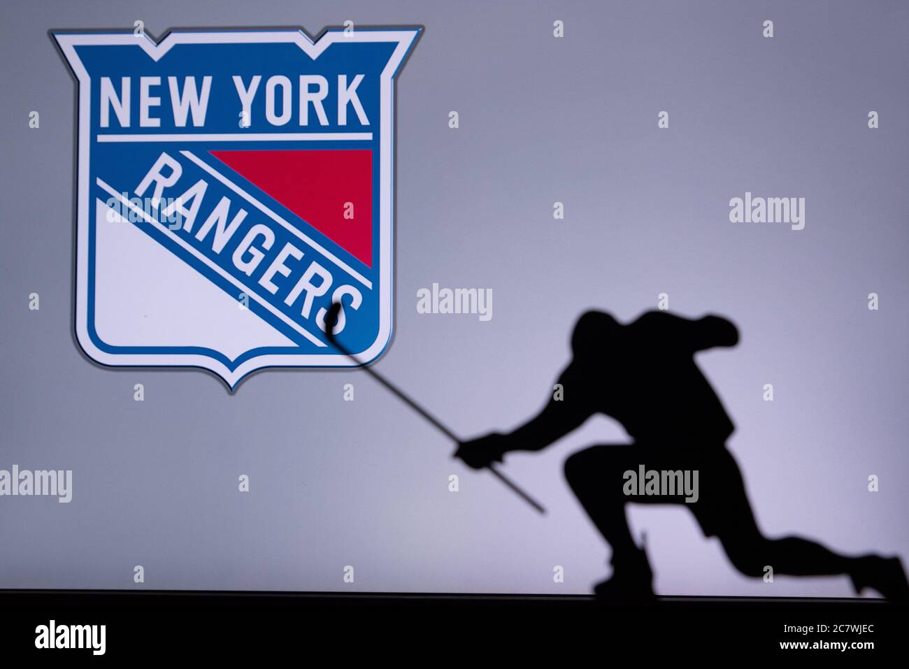 TORONTO, CANADA, 17. JUILLET : logo des Rangers de New York. Un joueur professionnel de hockey de la LNH célèbre son but. Silhouette, espace de modification Banque D'Images