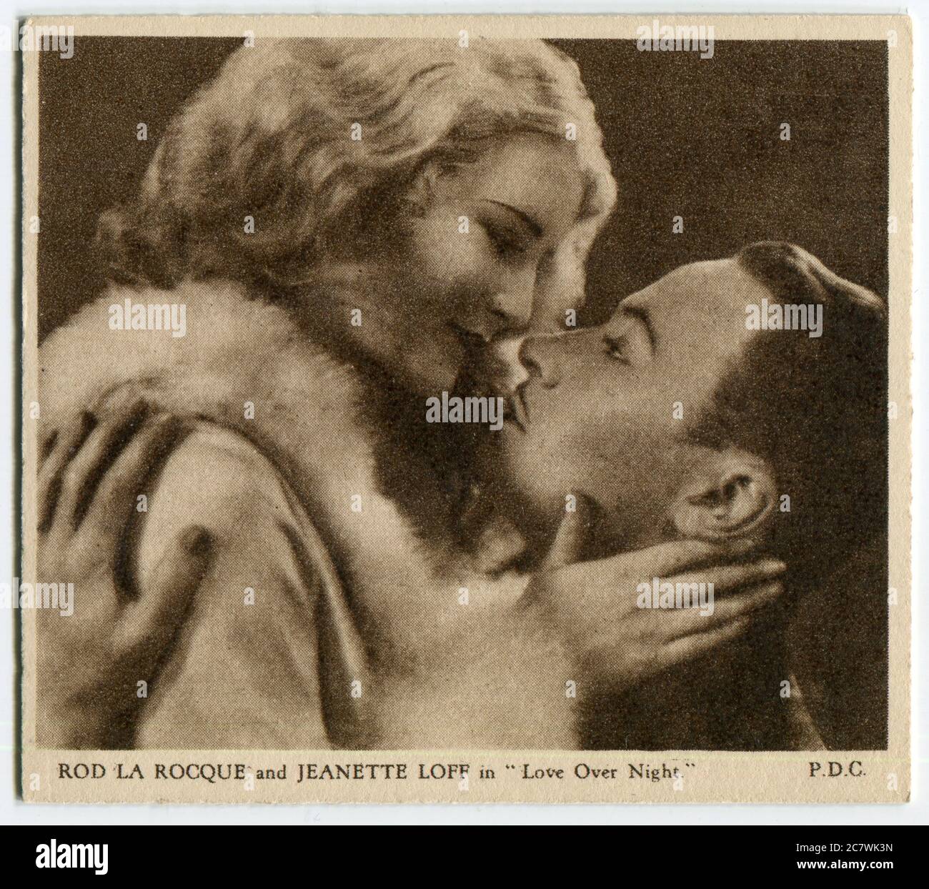 Carte à cigarettes Kensanas "Love Scenes from Famous films" - Rod la Rocque et Jeanette Loff dans "Love over Night". Deuxième série publiée en 1932 par J. Wix & Sons Ltd Banque D'Images
