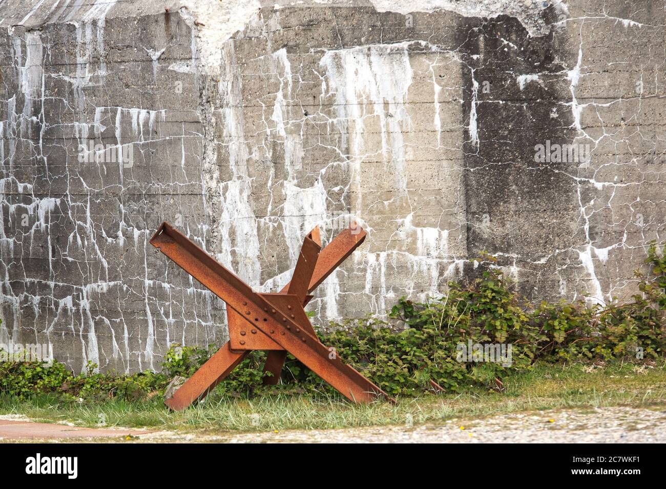 Vieux bunkers allemands rouillés avec intersection de barrière Banque D'Images