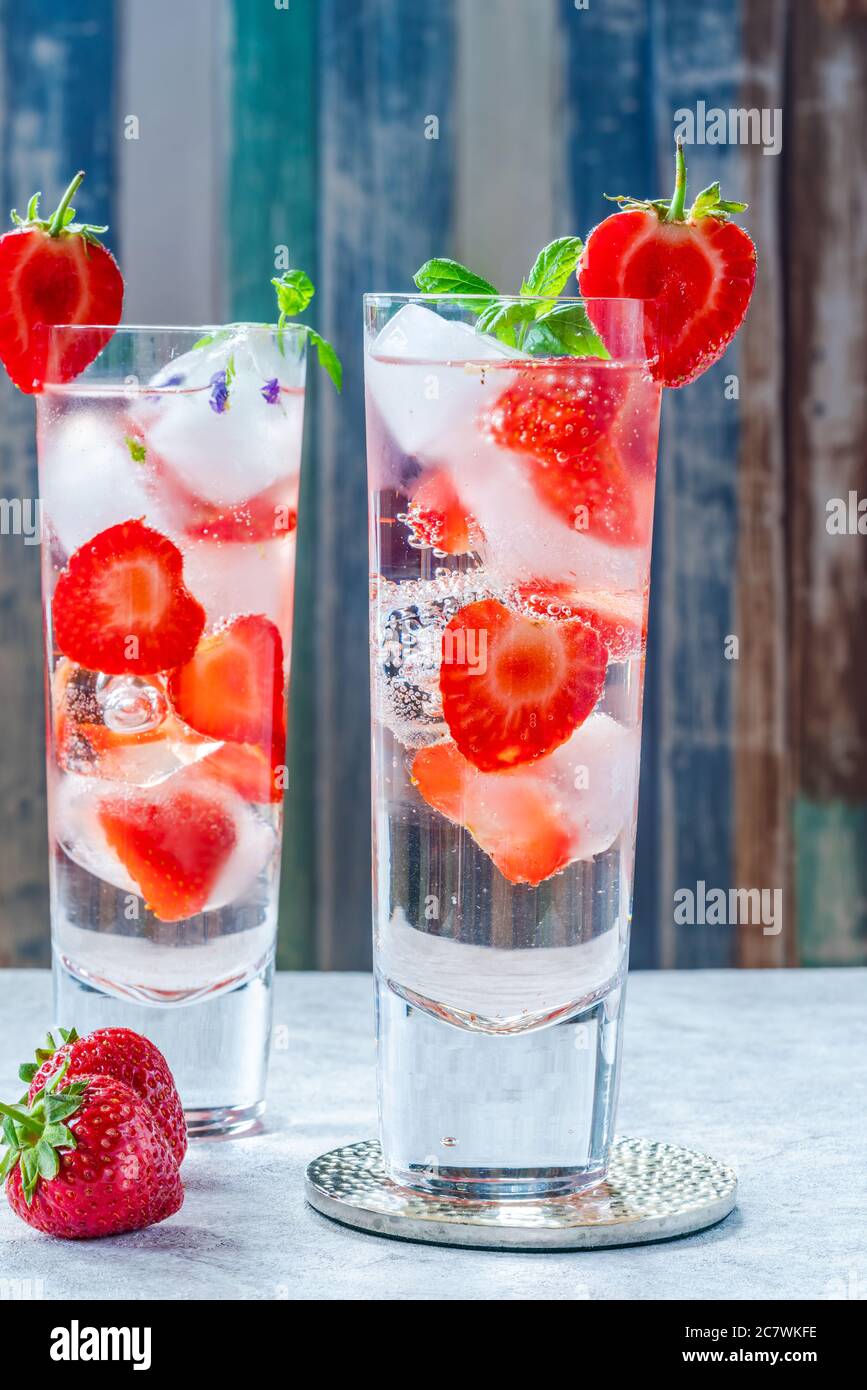 Elderflower et vodka cocktail avec fraises, eau tonique et glaçons - boisson alcoolisée rafraîchissante en été Banque D'Images