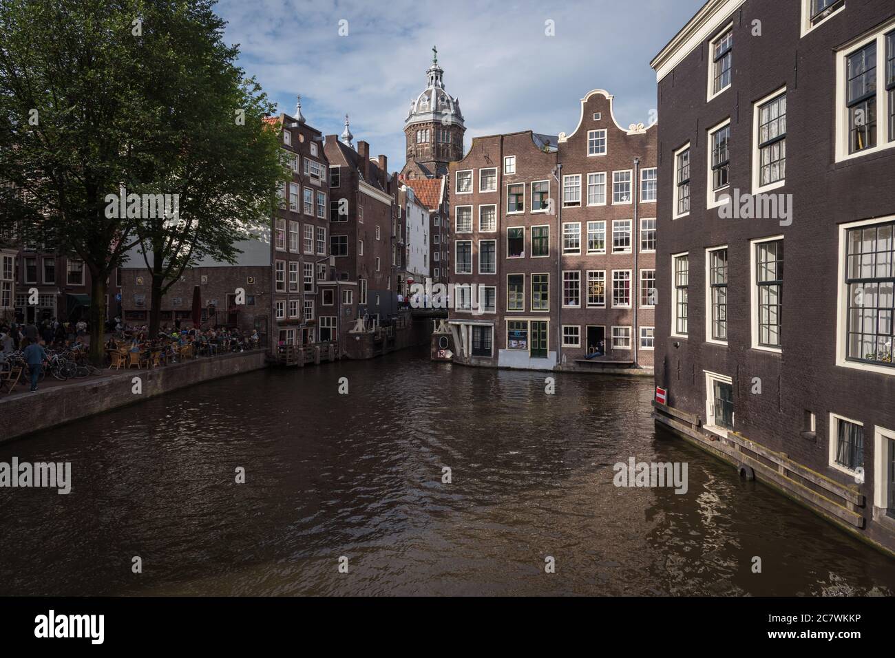 Vue sur la ville d'Amsterdam avec canaux et maisons hollandaises typiques, pays-Bas Banque D'Images