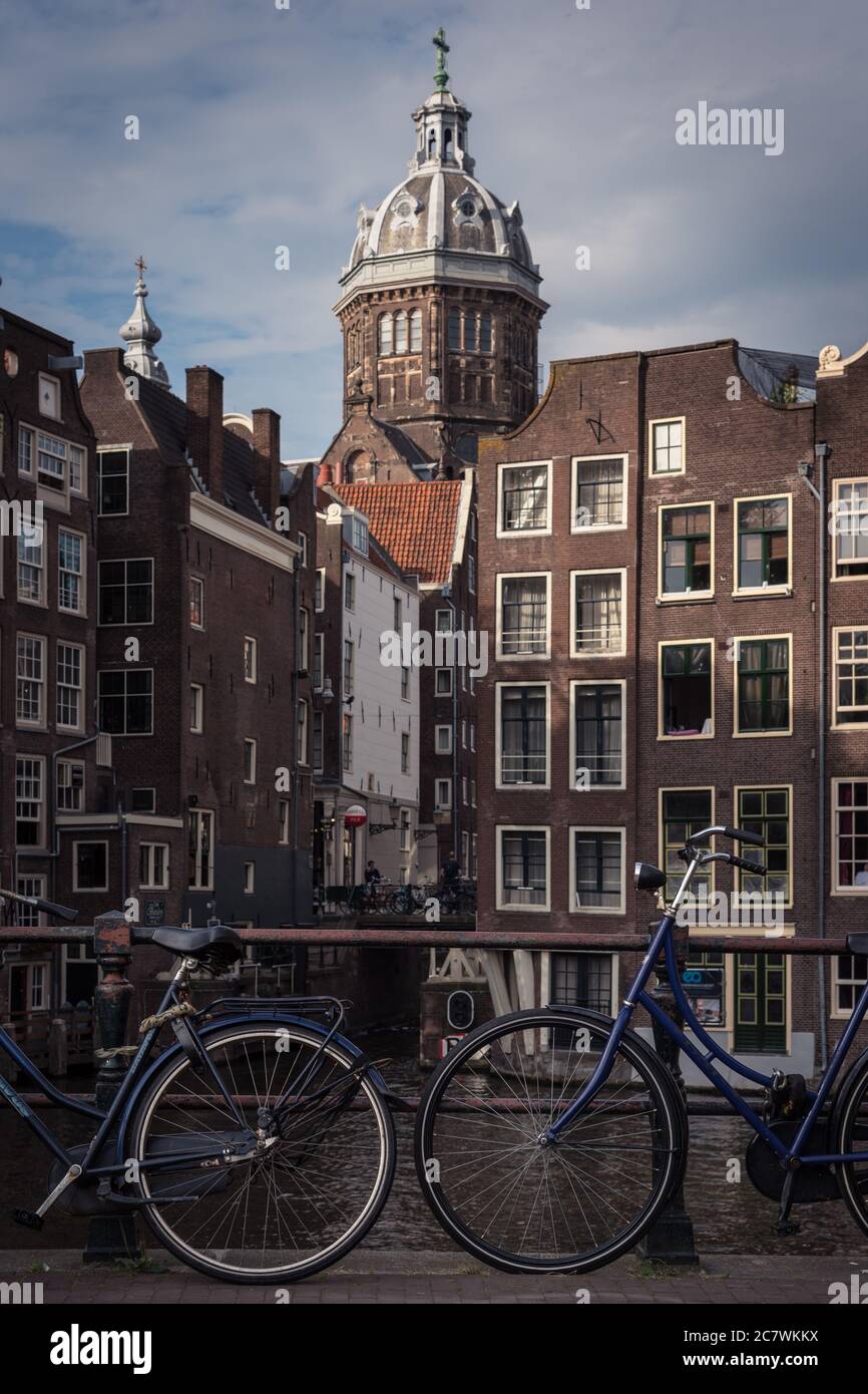 Vue sur la ville d'Amsterdam avec canaux, vélos et maisons hollandaises typiques, les pays-Bas Banque D'Images