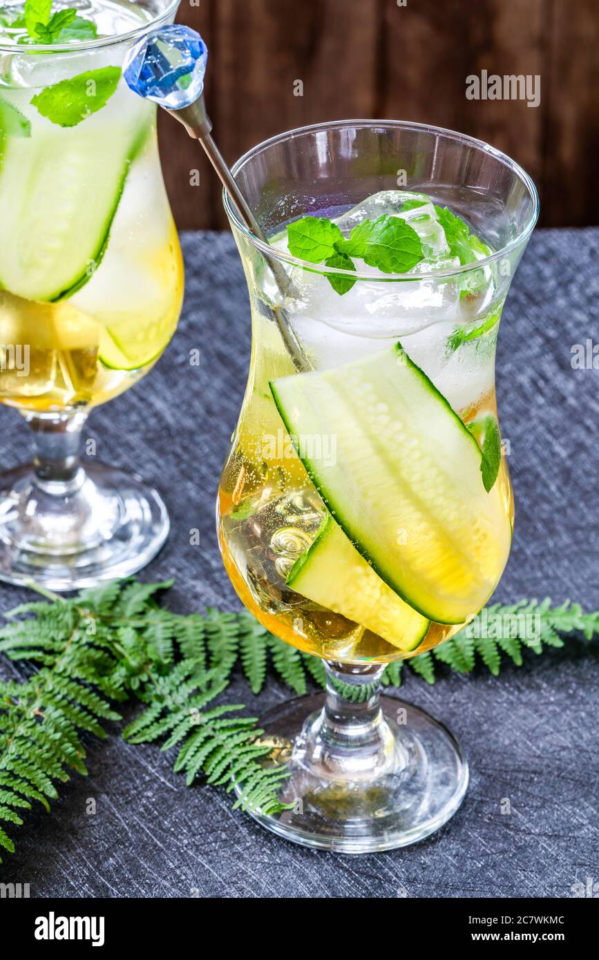 Mocktail de jus de pomme et d'Elderflower avec concombre, menthe et glaçons - boisson rafraîchissante non alcoolisée d'été Banque D'Images