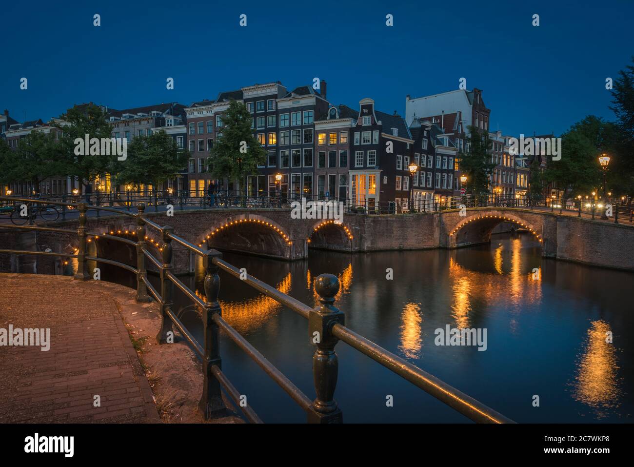 Les canaux illuminés la nuit, Amsterdam, pays-Bas Banque D'Images