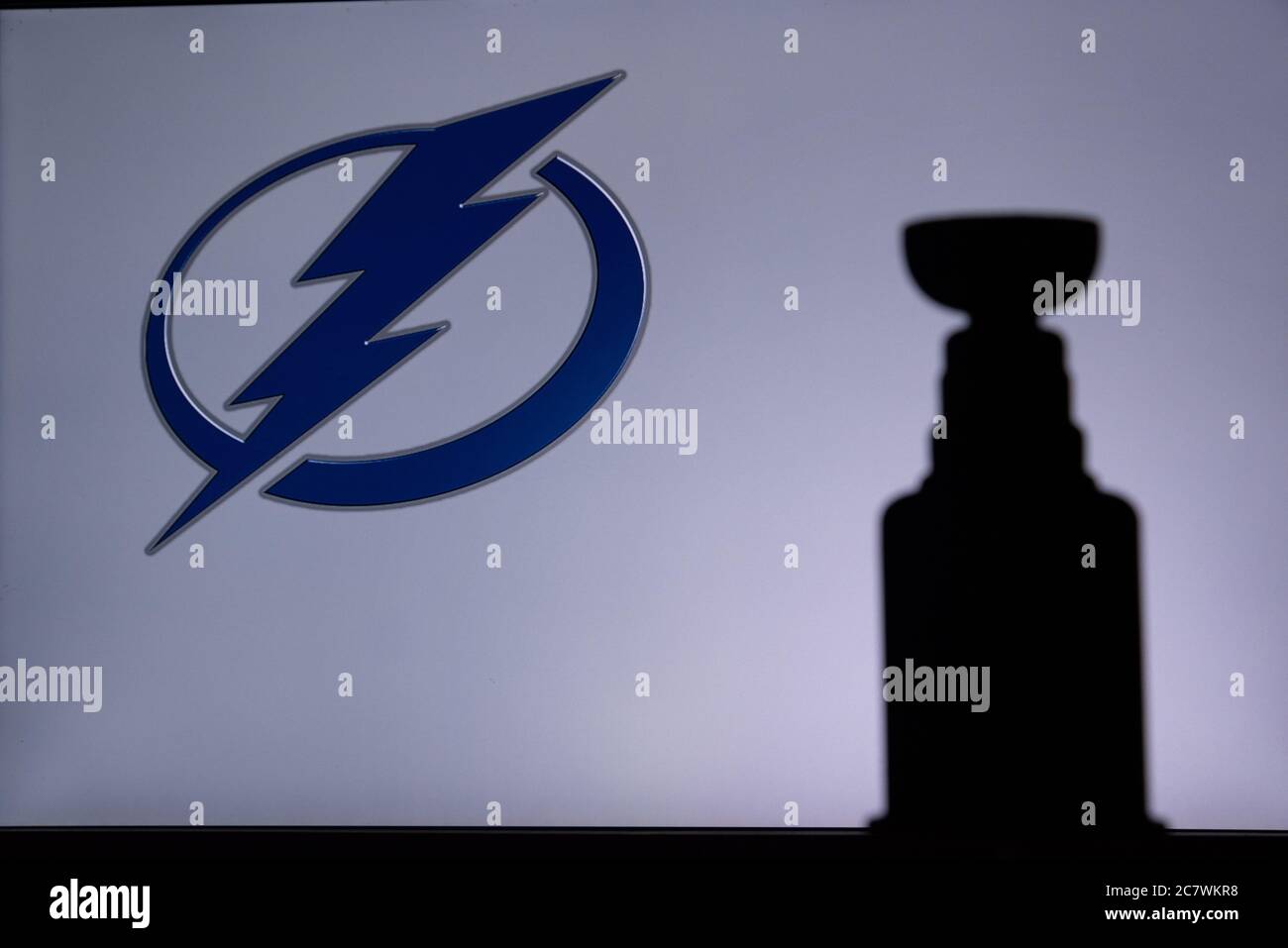 TORONTO, CANADA, 17. JUILLET : Tampa Bay LightningLogo du club de la LNH à l'écran. Silhouette du trophée de la coupe Stenley. Banque D'Images