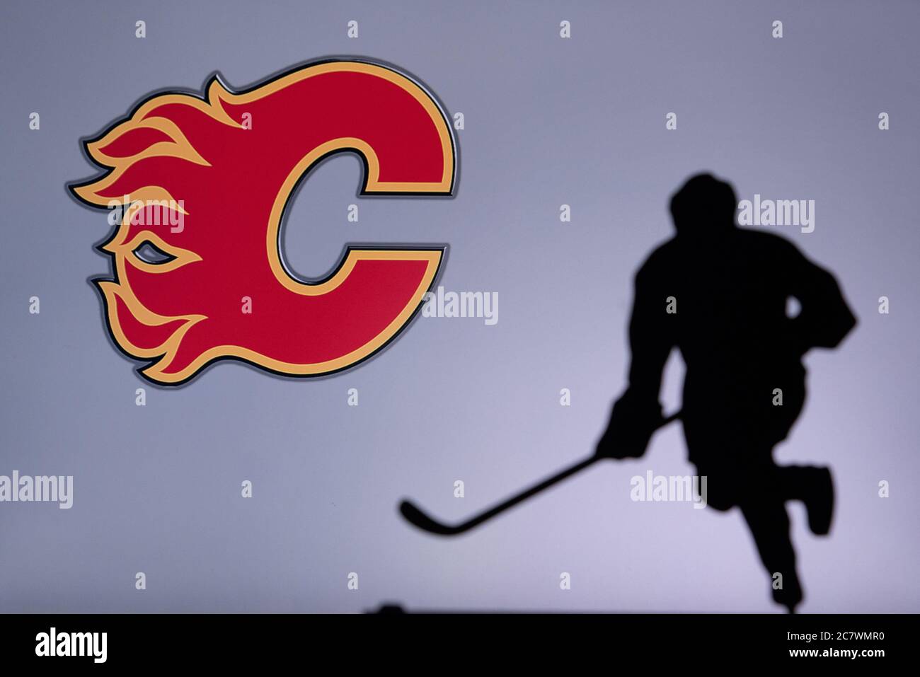 TORONTO, CANADA, 17. JUILLET : photo du concept des flammes de Calgary. Silhouette d'un joueur professionnel de hockey de la LNH Banque D'Images