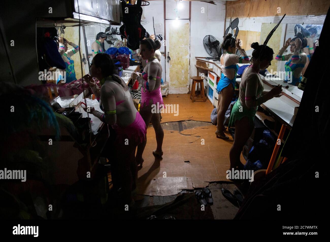 Rio de Janeiro, Rio de Janeiro, Brésil. 18 juillet 2020. Avant de commencer la présentation, les danseurs s'habillent dans le dressing du cirque d'Estoril, qui est revenu pour jouer ce week-end, après 4 mois fermés, en format drive-in, pour maintenir l'isolement social, dans la ville d'Itaguaà, à Rio de Janeiro. Janvier, le samedi soir crédit: Fernando Souza/ZUMA Wire/Alamy Live News Banque D'Images