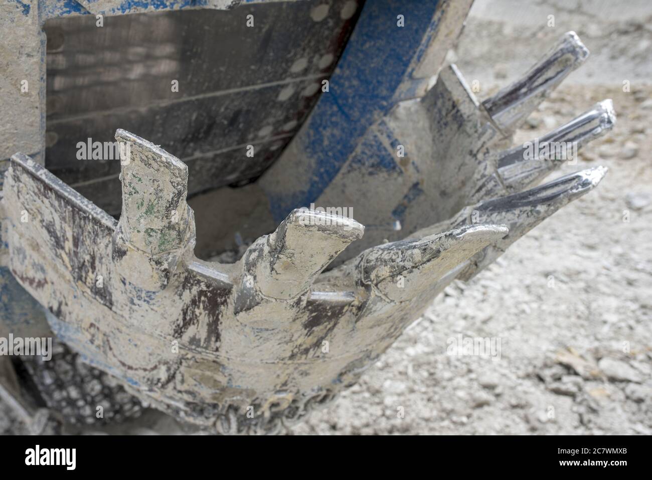 Gros plan d'une pelle sur pneus sale Banque D'Images