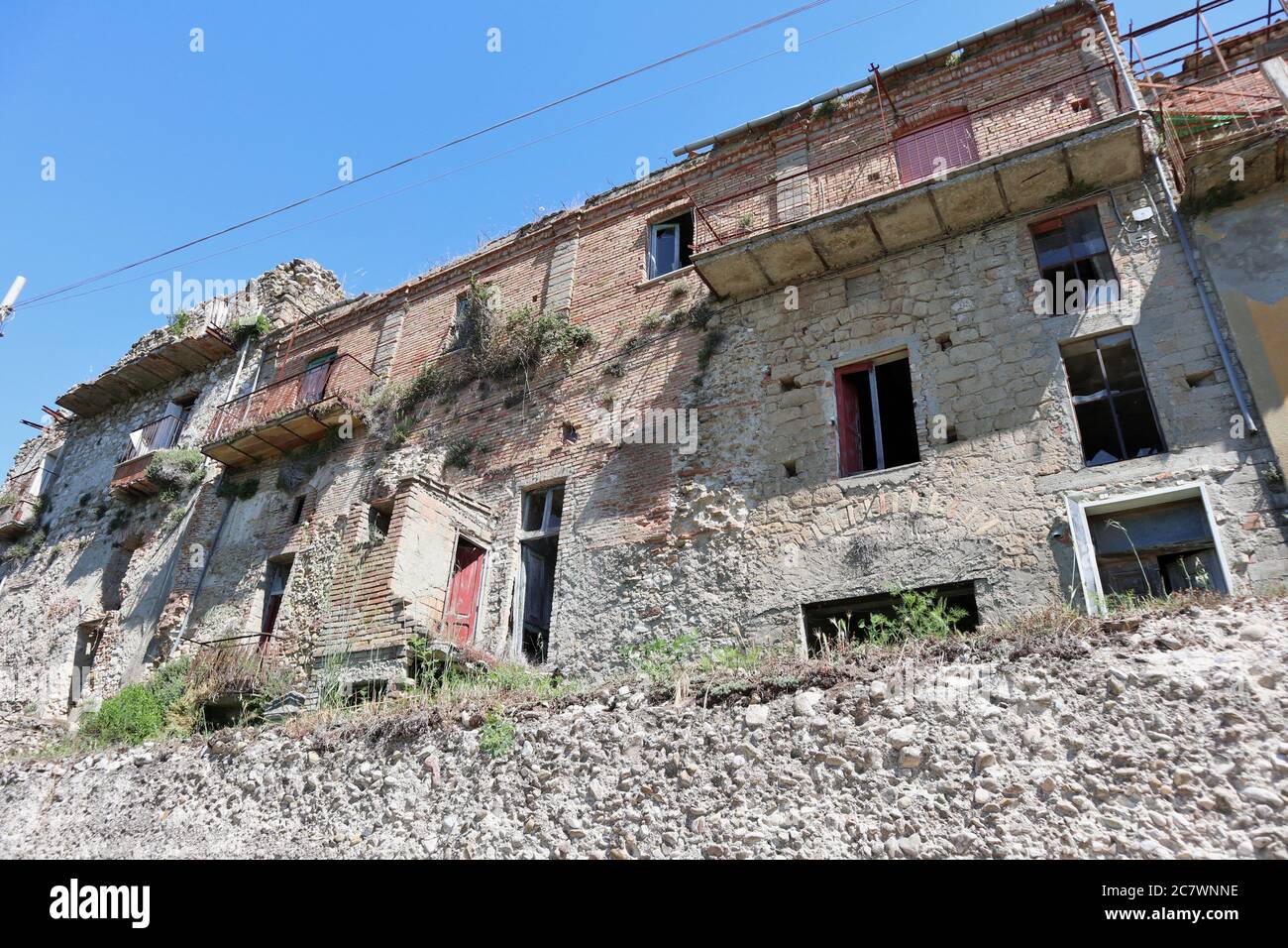 Conza - Edificio pericolante del borgo abbandonato Banque D'Images