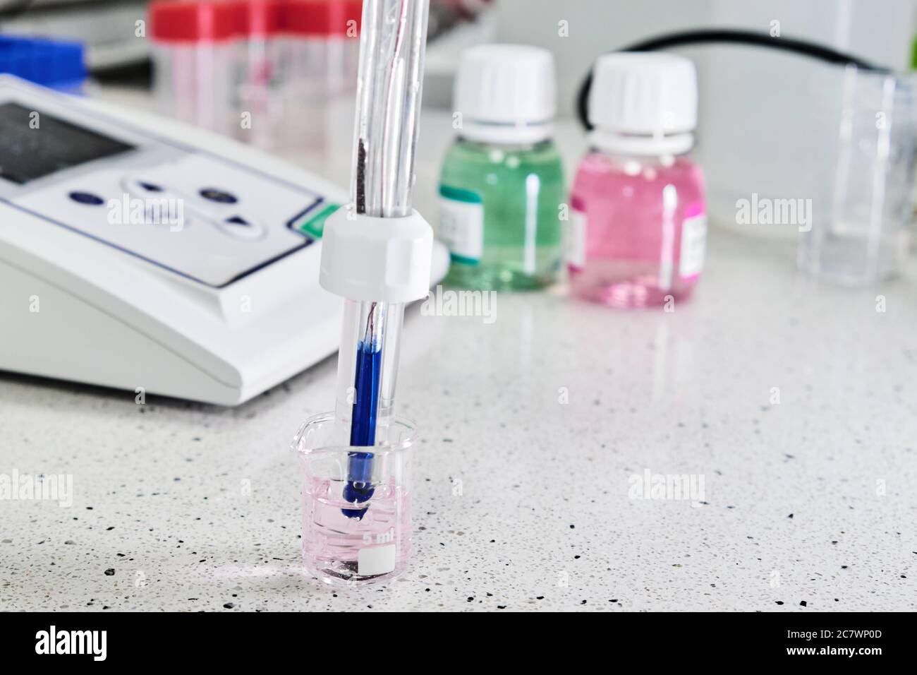 PHmètre avec électrode en verre pour mesurer l'alcalinité et l'acidité — free download