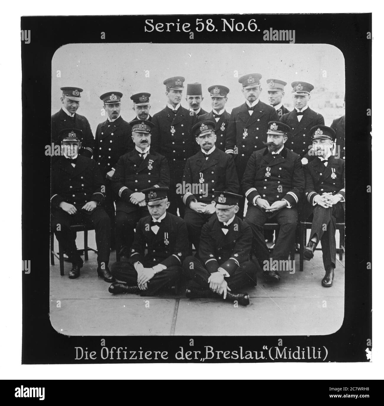 Projection für alle - Der Weltkrieg: An der Türkischen Front. Série 58. N° 6. SMS Breslau war ein Kleiner Kreuzer der deutschen Kaiserlichen Marine. 1914 ench er in den Dienst der osmanischen Marine über und wurde in Midilli umbenannt. Der Kreuzer, 1918. - Die Firma „projection für alle“ wurde 1905 von Max Skladanowsky (1861-1939) gegründet. Sie produzierte bis 1928 FAST 100 Serien zu je 24 Glassdias im format 8,3 x 8,3 cm im sog. Verfahren. Die Serien umfasten Städte, Länder, Landschaften, Märchen und Sagen, das Alte Testament U. den 1. Weltkrieg. Banque D'Images
