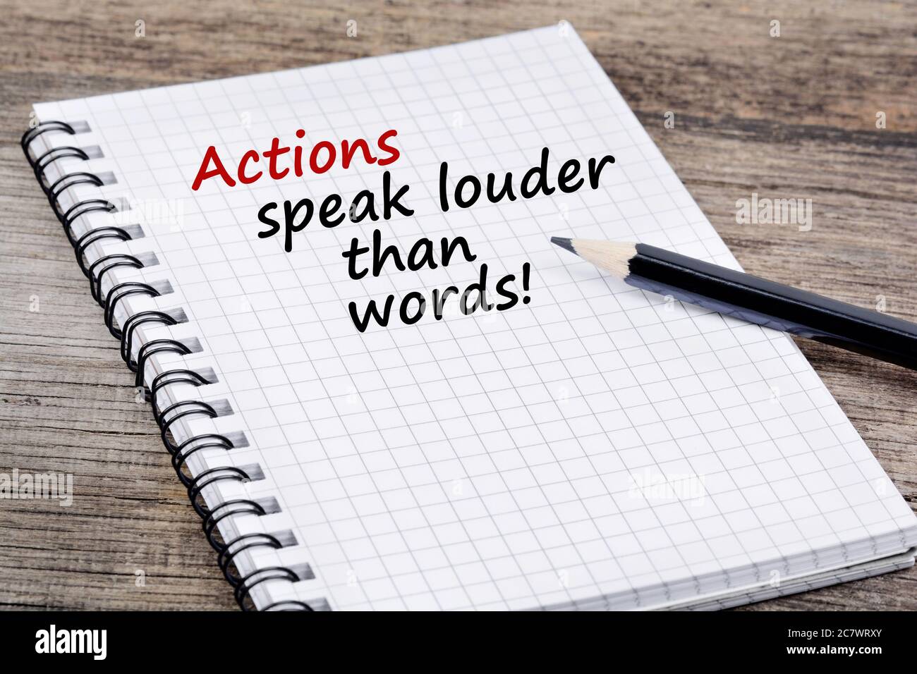 Les actions sont plus fortes que les mots ! Texte sur bloc-notes sur une table en bois Banque D'Images