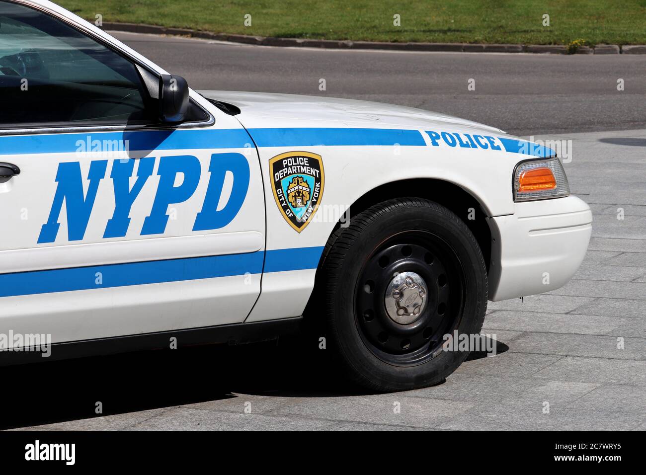 Voiture de police NYPD dans une rue de la ville en été, Ford Crown Victoria Banque D'Images