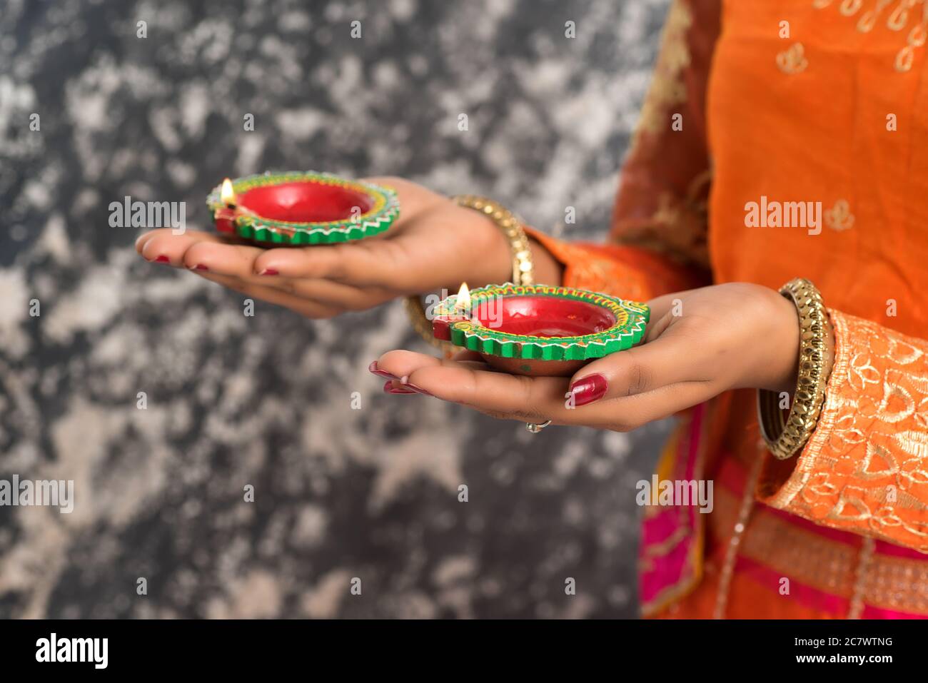 Portrait d'une fille traditionnelle indienne tenant Diya, fille célébrant Diwali ou Deepavali avec tenant lampe à huile pendant le festival de lumière. Banque D'Images