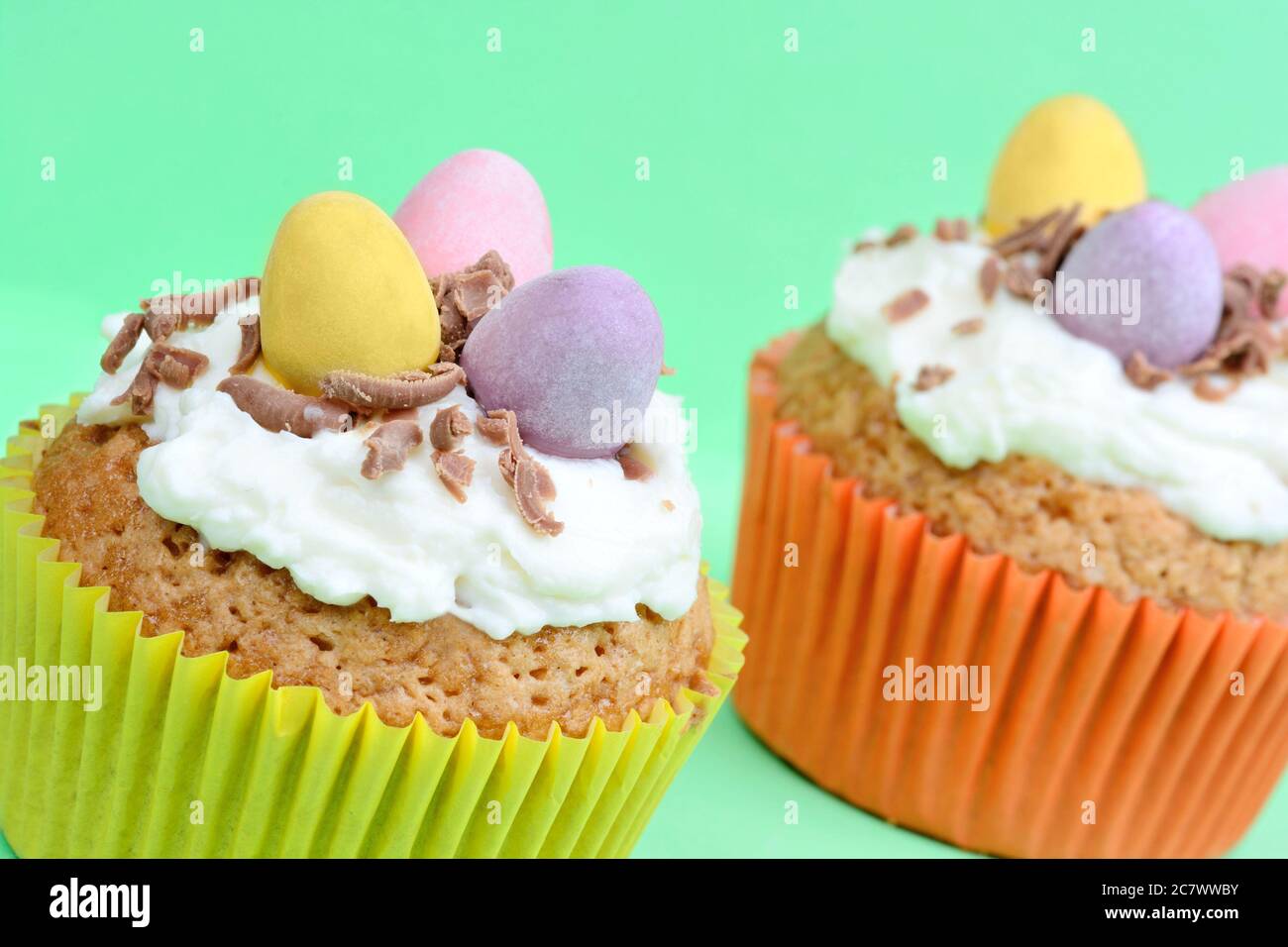 Gros plan de petits gâteaux avec œufs au chocolat sur fond vert Banque D'Images