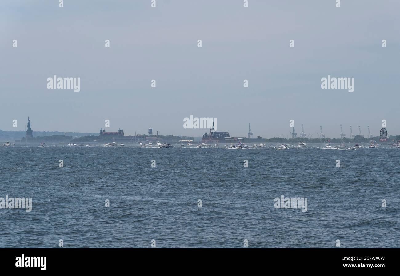 New York, NY - 19 juillet 2020 : des centaines de bateaux ont participé à la parade des bateaux Trumpstock sur le fleuve Hudson pour promouvoir la réélection du président Trump 2020 Banque D'Images