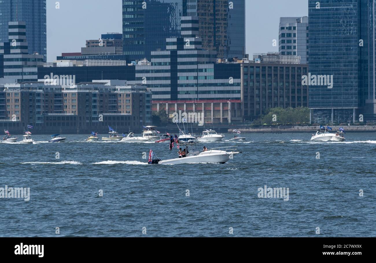 New York, NY - 19 juillet 2020 : des centaines de bateaux ont participé à la parade des bateaux Trumpstock sur le fleuve Hudson pour promouvoir la réélection du président Trump 2020 Banque D'Images