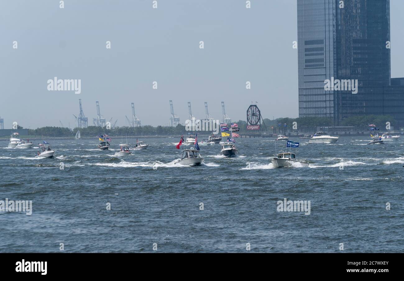 New York, NY - 19 juillet 2020 : des centaines de bateaux ont participé à la parade des bateaux Trumpstock sur le fleuve Hudson pour promouvoir la réélection du président Trump 2020 Banque D'Images