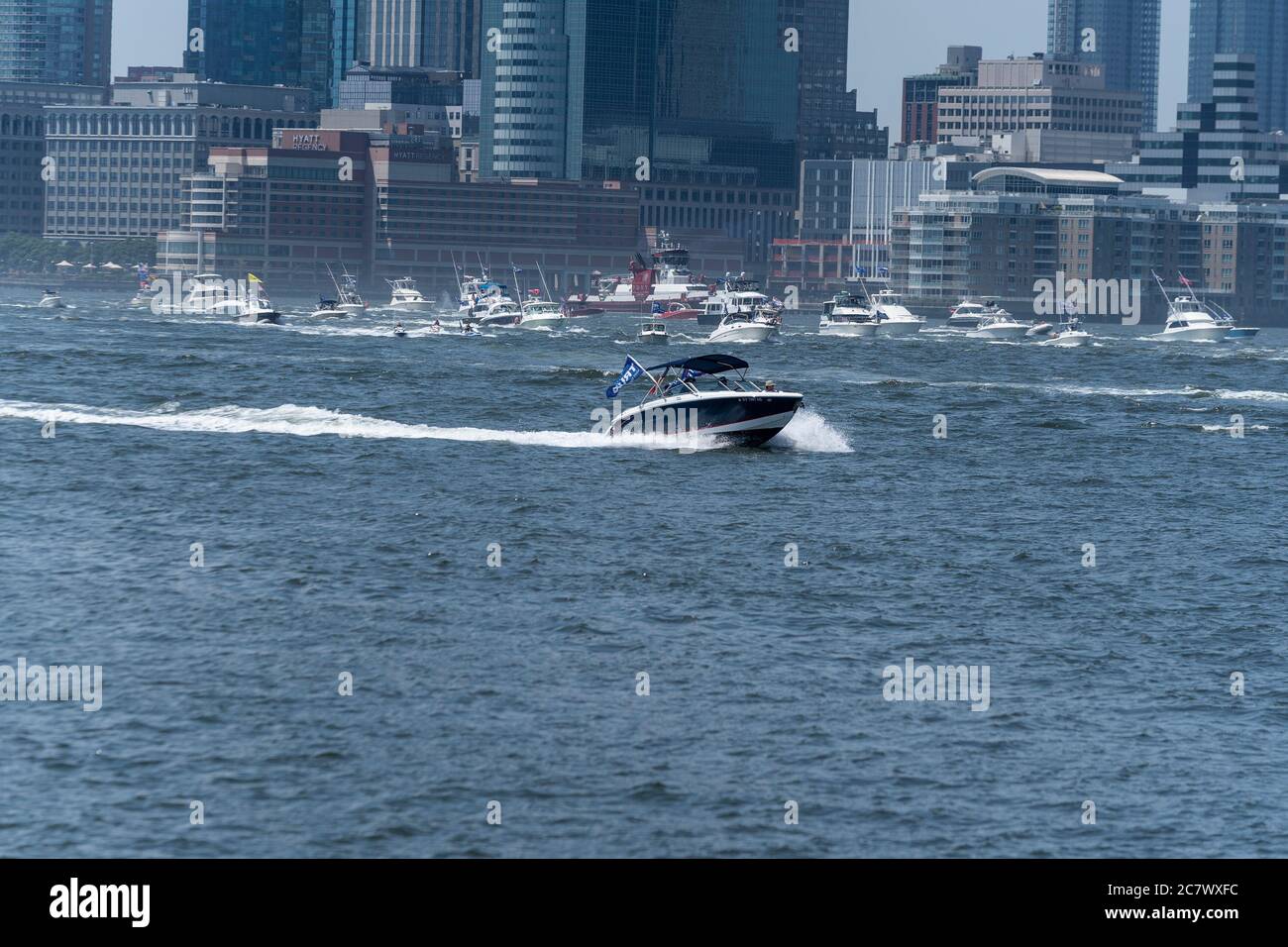 New York, États-Unis. 19 juillet 2020. Des centaines de bateaux ont participé à la parade des bateaux Trumpstock sur le fleuve Hudson pour promouvoir la réélection du président Trump 2020 à New Yrok le 19 juillet 2020. La parade a commencé à la Statue de la liberté et a pris la direction du nord jusqu'au pont George Washington. (Photo de Lev Radin/Sipa USA) crédit: SIPA USA/Alay Live News Banque D'Images