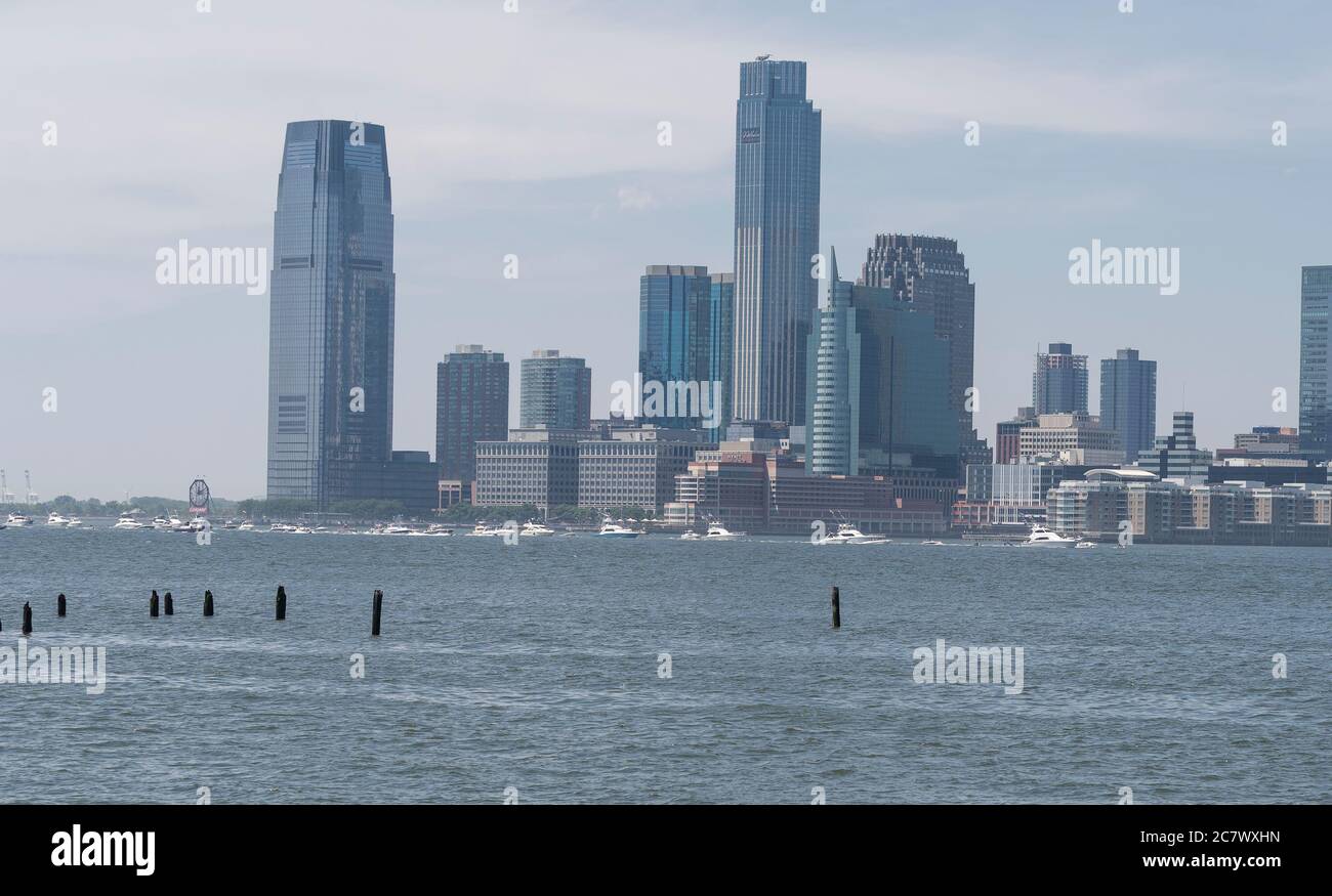 New York, États-Unis. 19 juillet 2020. Des centaines de bateaux ont participé à la parade des bateaux Trumpstock sur le fleuve Hudson pour promouvoir la réélection du président Trump 2020 à New Yrok le 19 juillet 2020. La parade a commencé à la Statue de la liberté et a pris la direction du nord jusqu'au pont George Washington. (Photo de Lev Radin/Sipa USA) crédit: SIPA USA/Alay Live News Banque D'Images