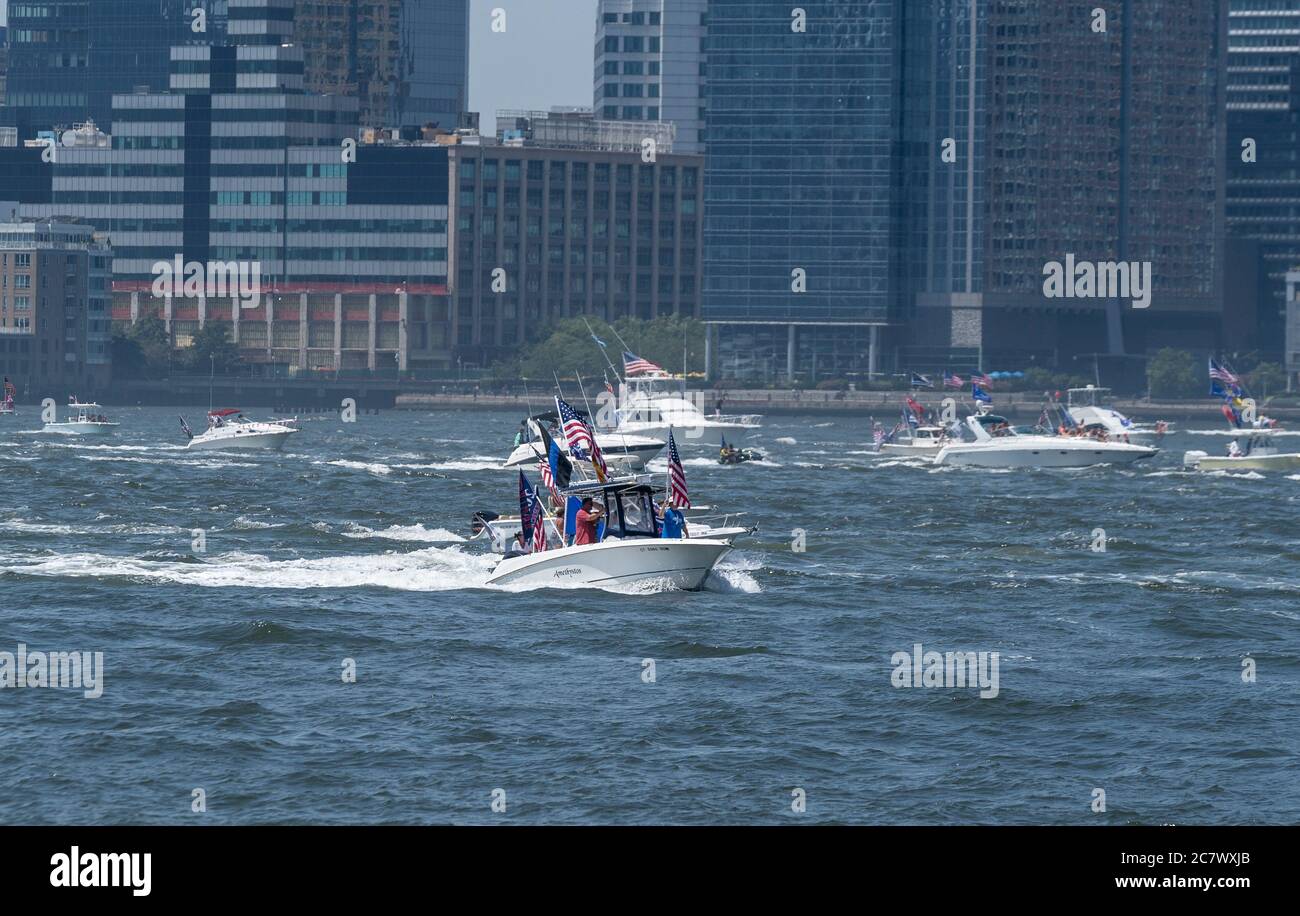 New York, NY - 19 juillet 2020 : des centaines de bateaux ont participé à la parade des bateaux Trumpstock sur le fleuve Hudson pour promouvoir la réélection du président Trump 2020 Banque D'Images